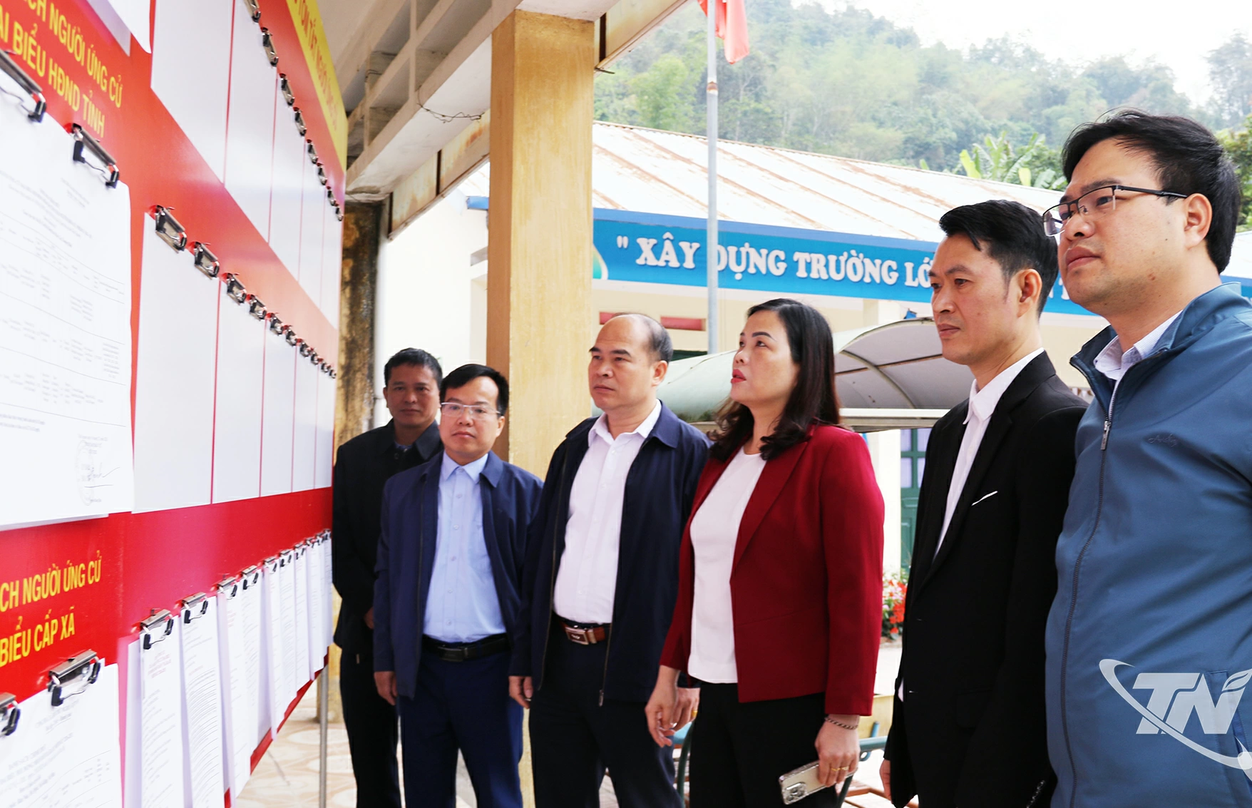 Đoàn công tác đến kiểm tra một điểm bầu cử tại xã Ba Bể.