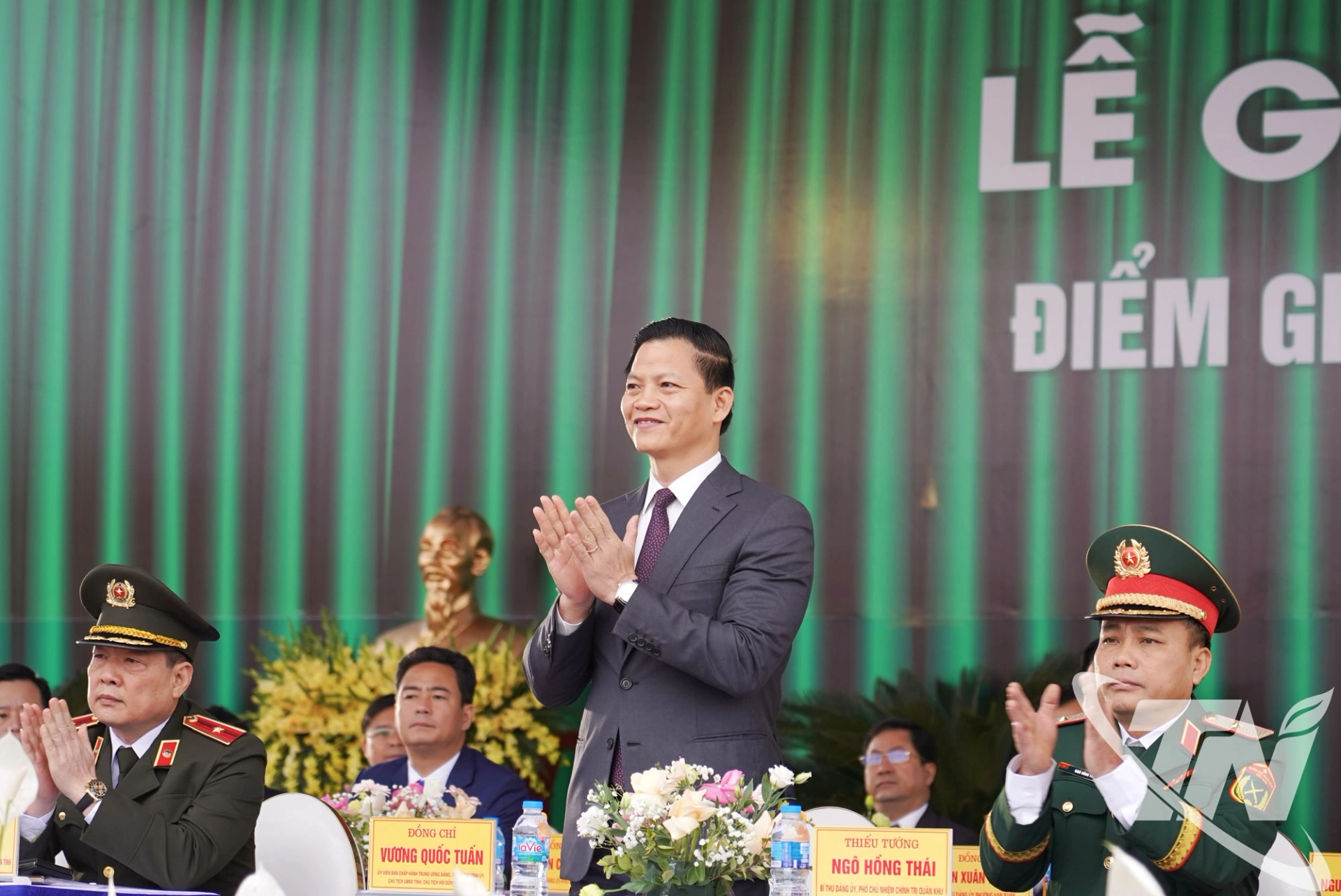 Đồng chí Vương Quốc Tuấn, Ủy viên Trung ương Đảng, Phó Bí thư Tỉnh ủy, Chủ tịch UBND tỉnh, Chủ tịch Hội đồng nghĩa vụ quân sự tỉnh và các đại biểu tham dự lễ giao nhận quân.