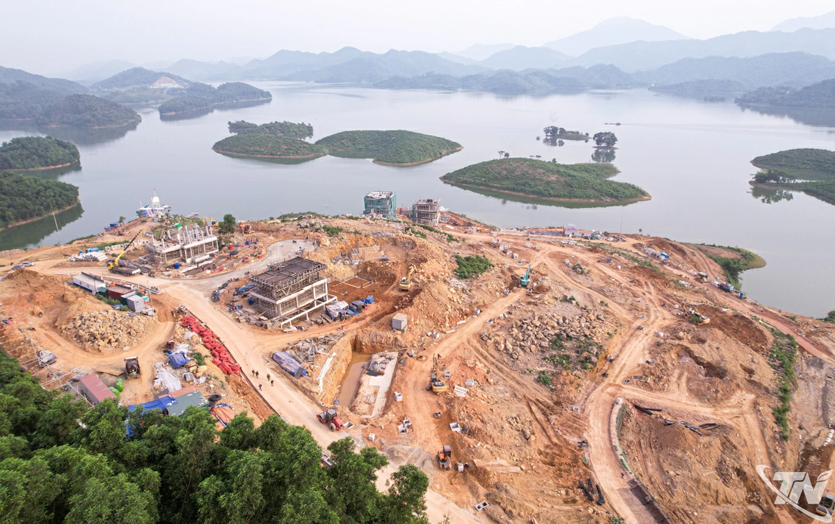 Dự án Khu nghỉ dưỡng quốc tế Flamingo Majestic Island Resort đang được triển khai tại khu vực hồ Núi Cốc là khu nghỉ dưỡng 6 sao đầu tiên tại miền Bắc. Hiện nay, nhà đầu tư đang huy động tối đa các nguồn lực để đẩy nhanh tiến độ thực hiện Dự án. Việc triển khai Dự án đánh dấu bước phát triển mới trong lĩnh vực du lịch trên địa bàn tỉnh.