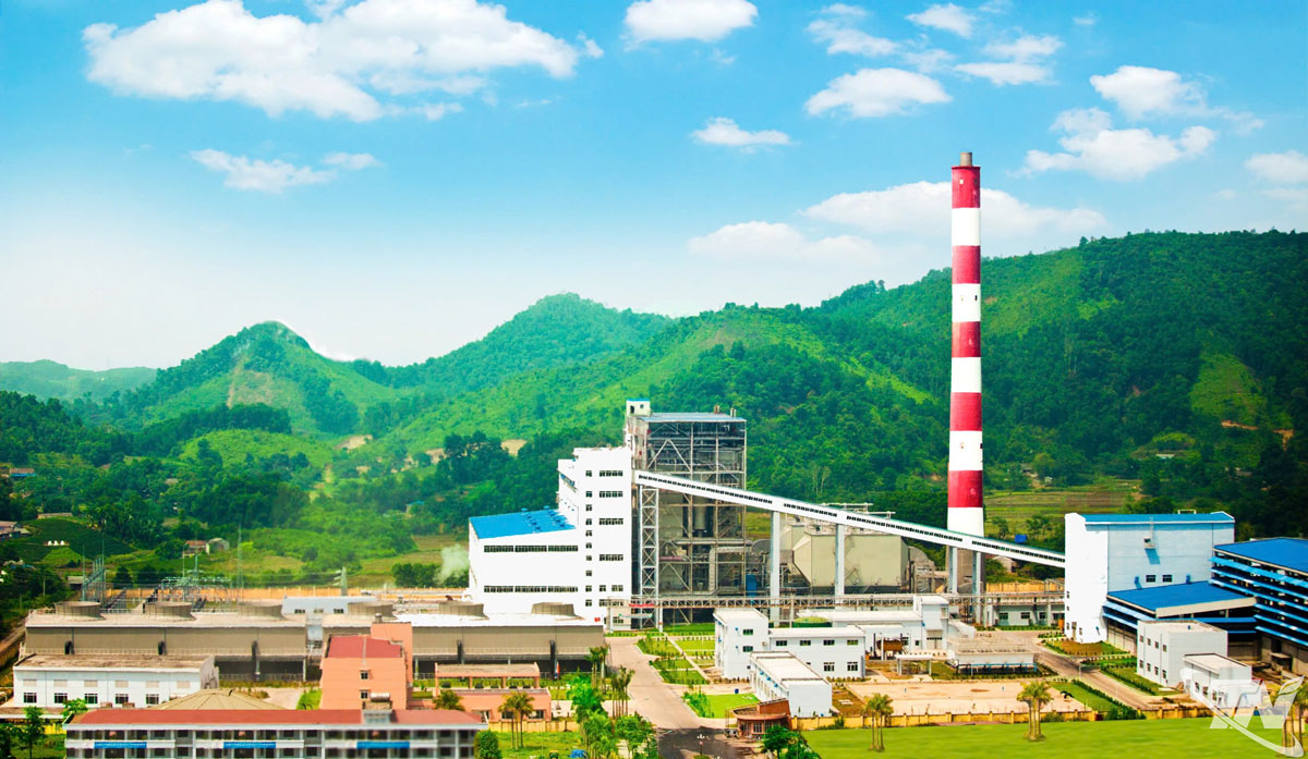 Một trong những vấn đề nhạy cảm nhất đối với các nhà máy nhiệt điện than là khí thải và bụi than. Tại cả hai công ty, công tác kiểm soát lĩnh vực này được triển khai hiệu quả. Cụ thể, ở Công ty CP Nhiệt điện An Khánh và Công ty Nhiệt điện Cao Ngạn - TKV, các tổ máy đều được trang bị hệ thống lọc bụi tĩnh điện, mỗi bộ chia thành bốn trường độc lập. Hiệu suất lọc đạt tới 99,8%, bảo đảm nồng độ bụi trong khói thải nằm trong giới hạn cho phép theo QCVN 22:2009/BTNMT. Các quy trình xử lý khí thải và bụi được vận hành liên tục, nhờ đó chất lượng khí thải của nhà máy không gây tác động tiêu cực đến môi trường xung quanh.