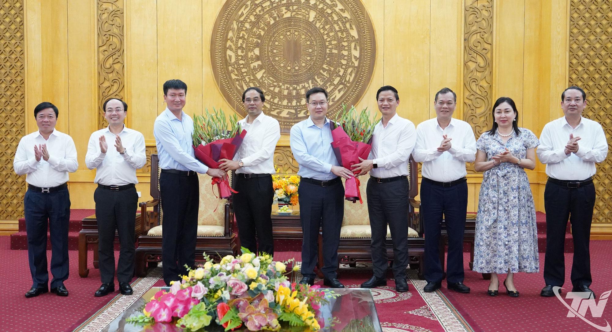 Lãnh đạo tỉnh Thái Nguyên chúc mừng đồng chí Bí thư Tỉnh ủy Ninh Bình Trần Huy Tuấn và đồng chí Phó Bí thư Tỉnh ủy Ninh Bình Trần Đăng Quỳnh.