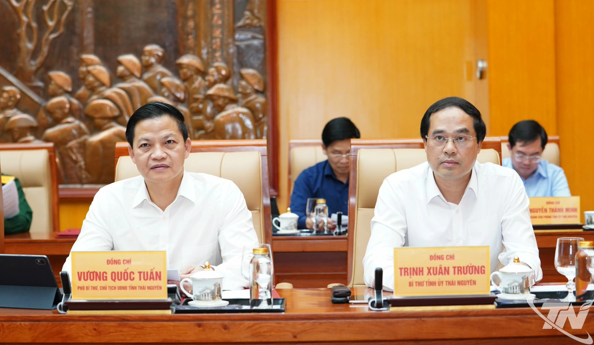 Đồng chí Bí thư Tỉnh ủy Trần Xuân Trường và đồng chí Chủ tịch UBND tỉnh Vương Quốc Tuấn dự Hội nghị.