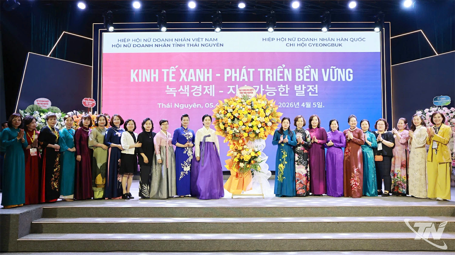 Các đồng chí lãnh đạo tỉnh Thái Nguyên chụp ảnh cùng các đại biểu tại buổi tọa đàm.