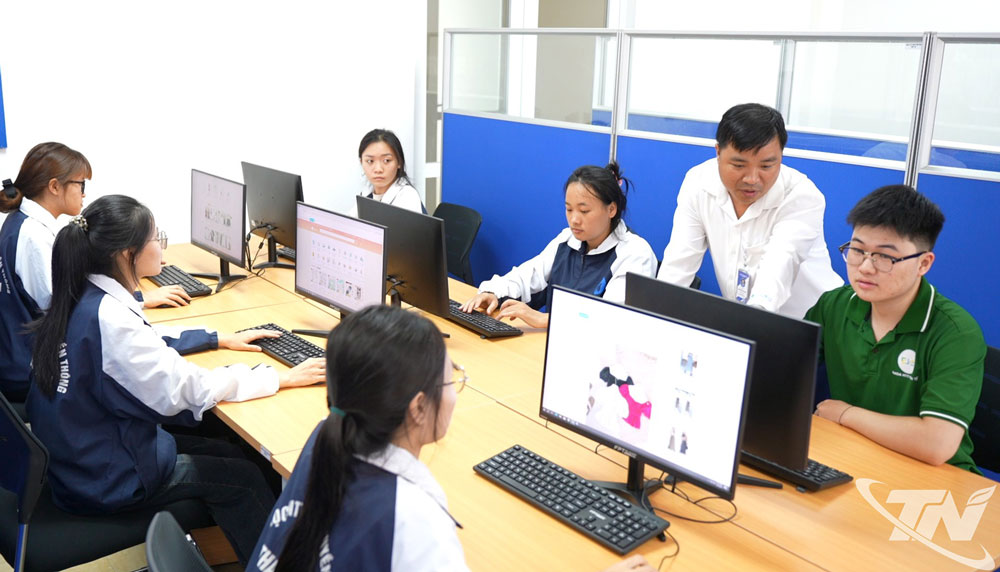 Mô hình “Học thật – làm thật” của Khoa Kinh tế và Quản trị giúp sinh viên ngành TMĐT trưởng thành từ ứng dụng lý thuyết trên thực tiễn.