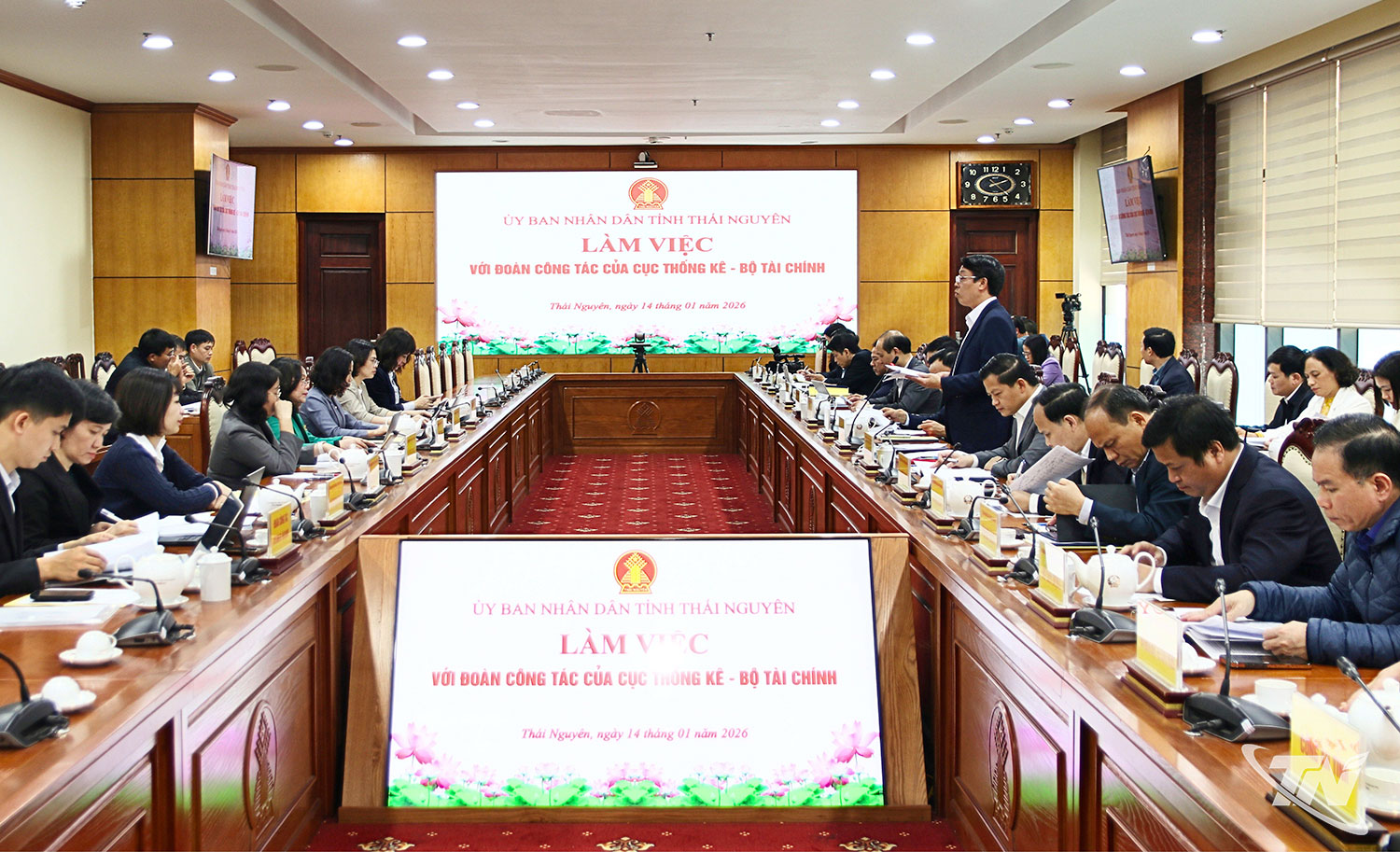 Quang cảnh buổi l&agrave;m việc.