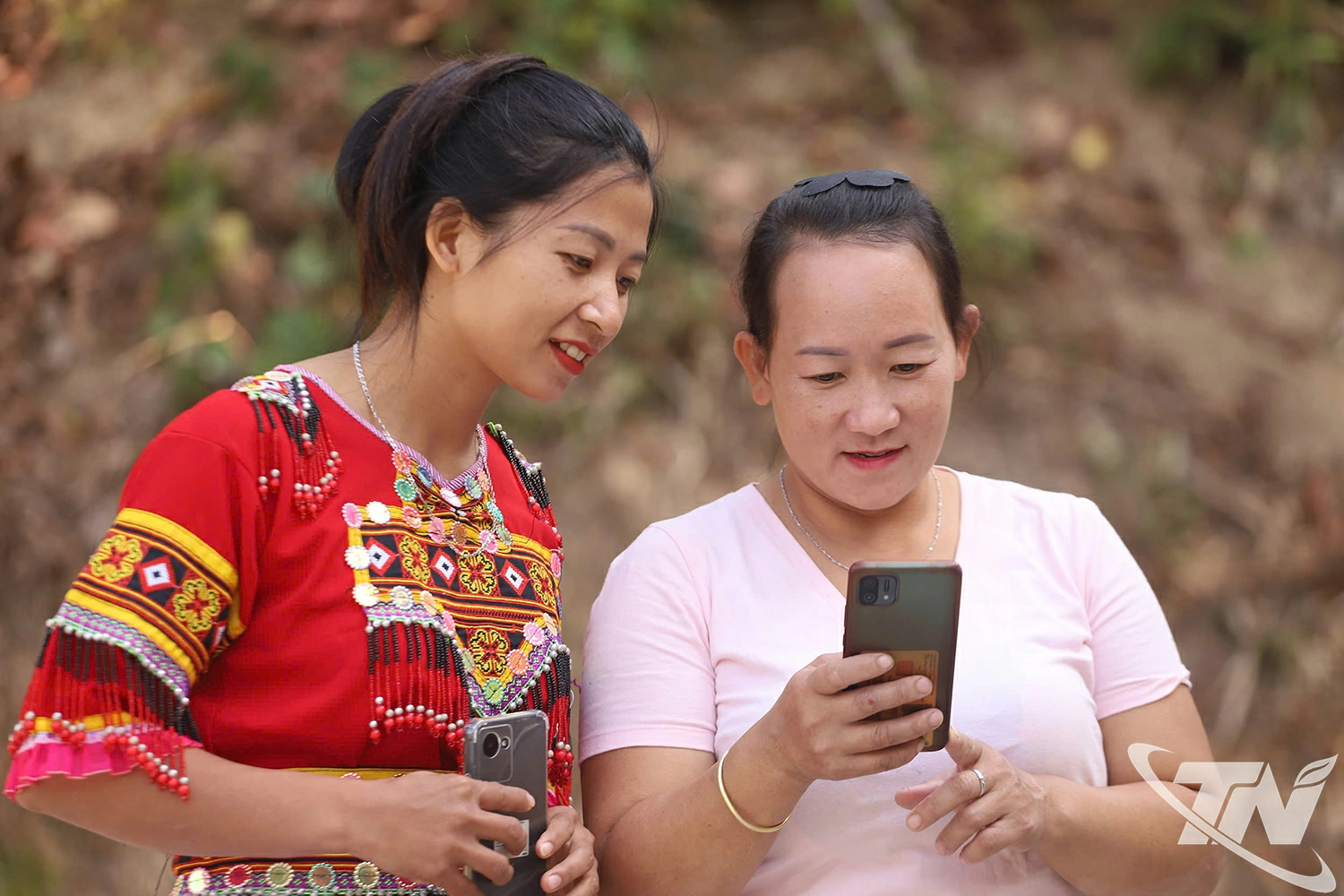 Từ chiếc điện thoại thông minh, phụ nữ xóm Mỏ Chì, xã La Hiên mở rộng kết nối, tìm kiếm cơ hội phát triển kinh tế trên môi trường số.