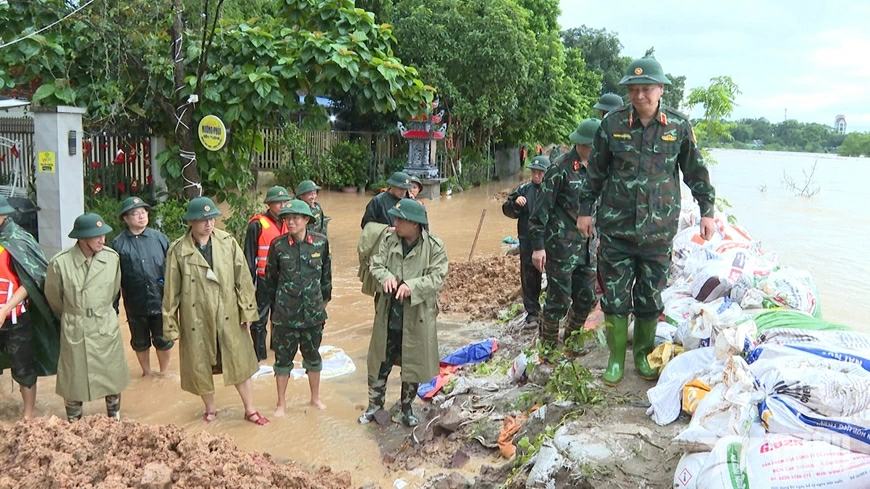 Thiếu tướng Trương Mạnh Dũng, Tư lệnh Quân khu 1 chỉ đạo khắc phục hậu quả mưa lũ tại Thái Nguyên.