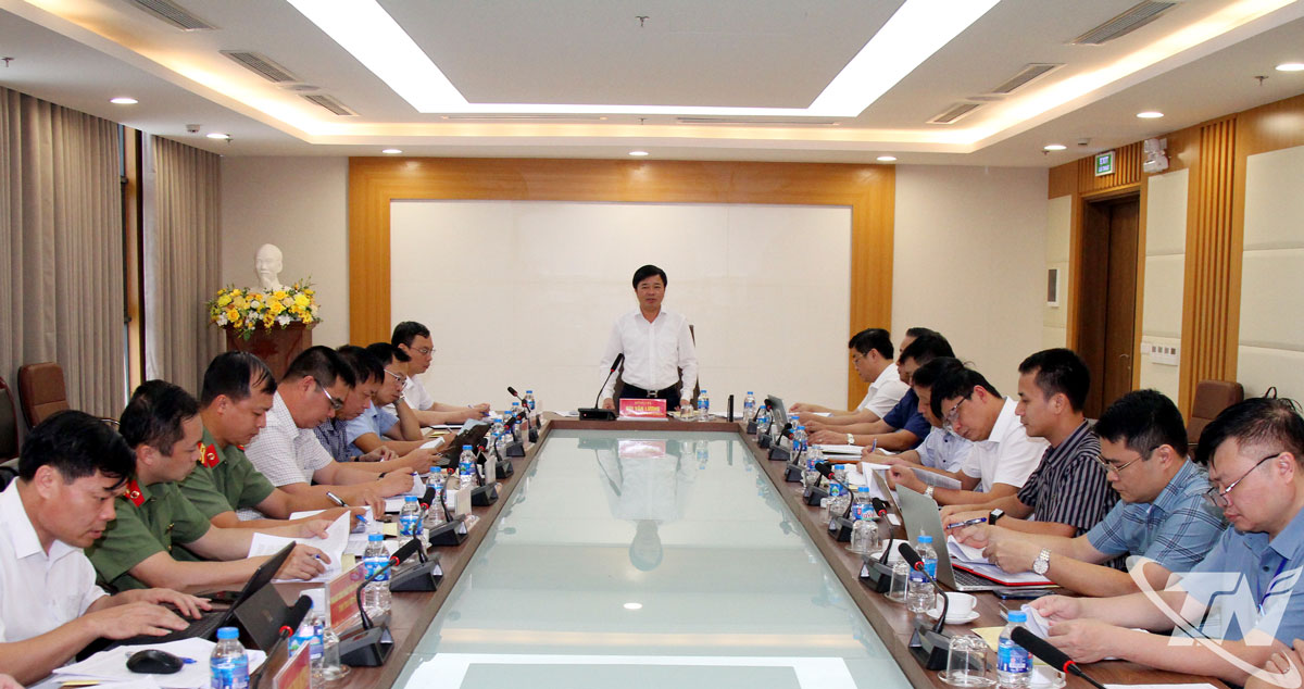 Đồng chí Bùi Văn Lương, Ủy viên Ban Thường vụ Tỉnh ủy, Phó Chủ tịch UBND tỉnh chủ trì buổi làm việc với Ban Quản lý các KCN tỉnh Thái Nguyên