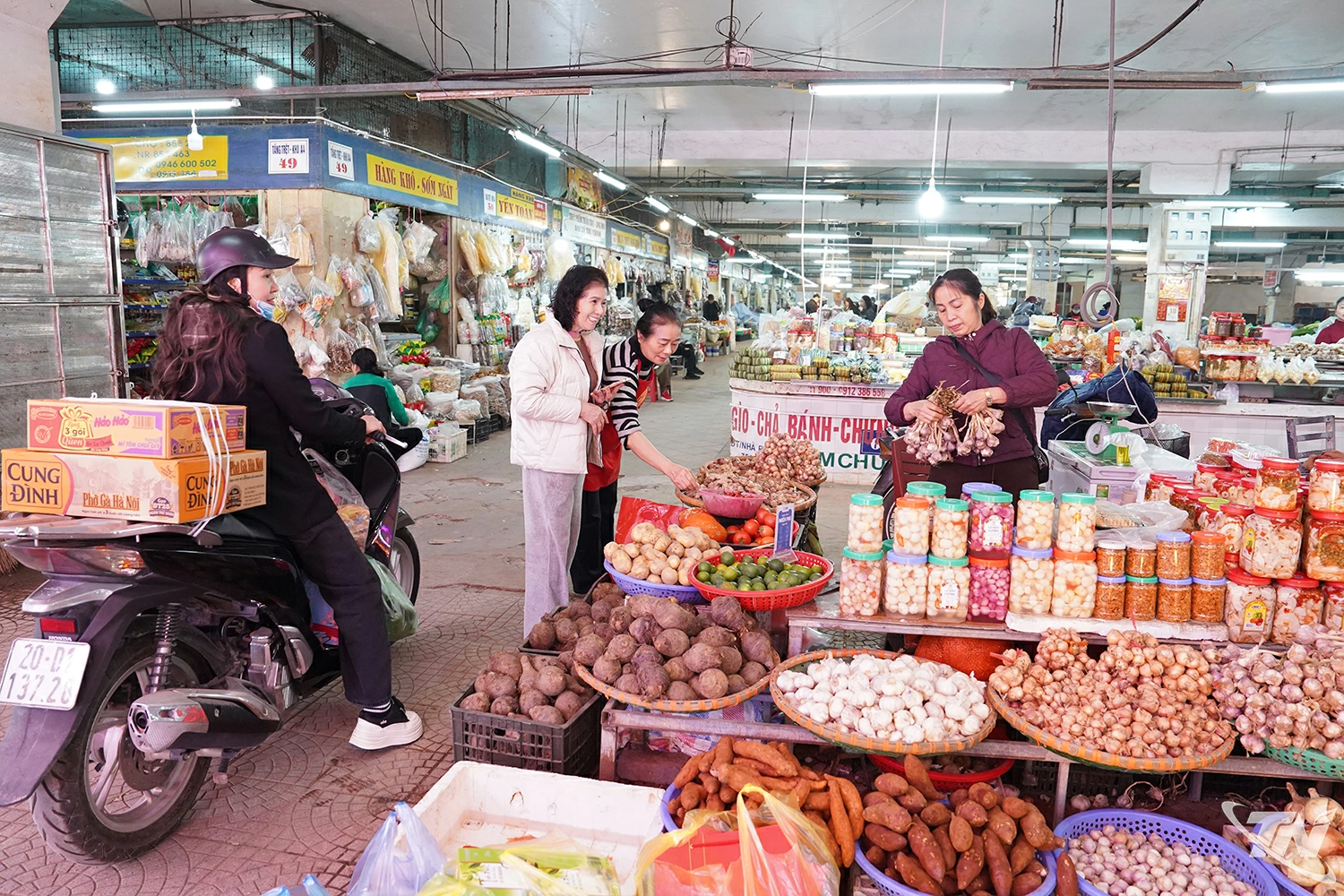 Càng cận Tết, lượng khách mua sắm càng đông. Các tiểu thương liên tục nhập hàng, bán hàng cả ngày để phục vụ nhu cầu tiêu dùng trong dịp cao điểm.