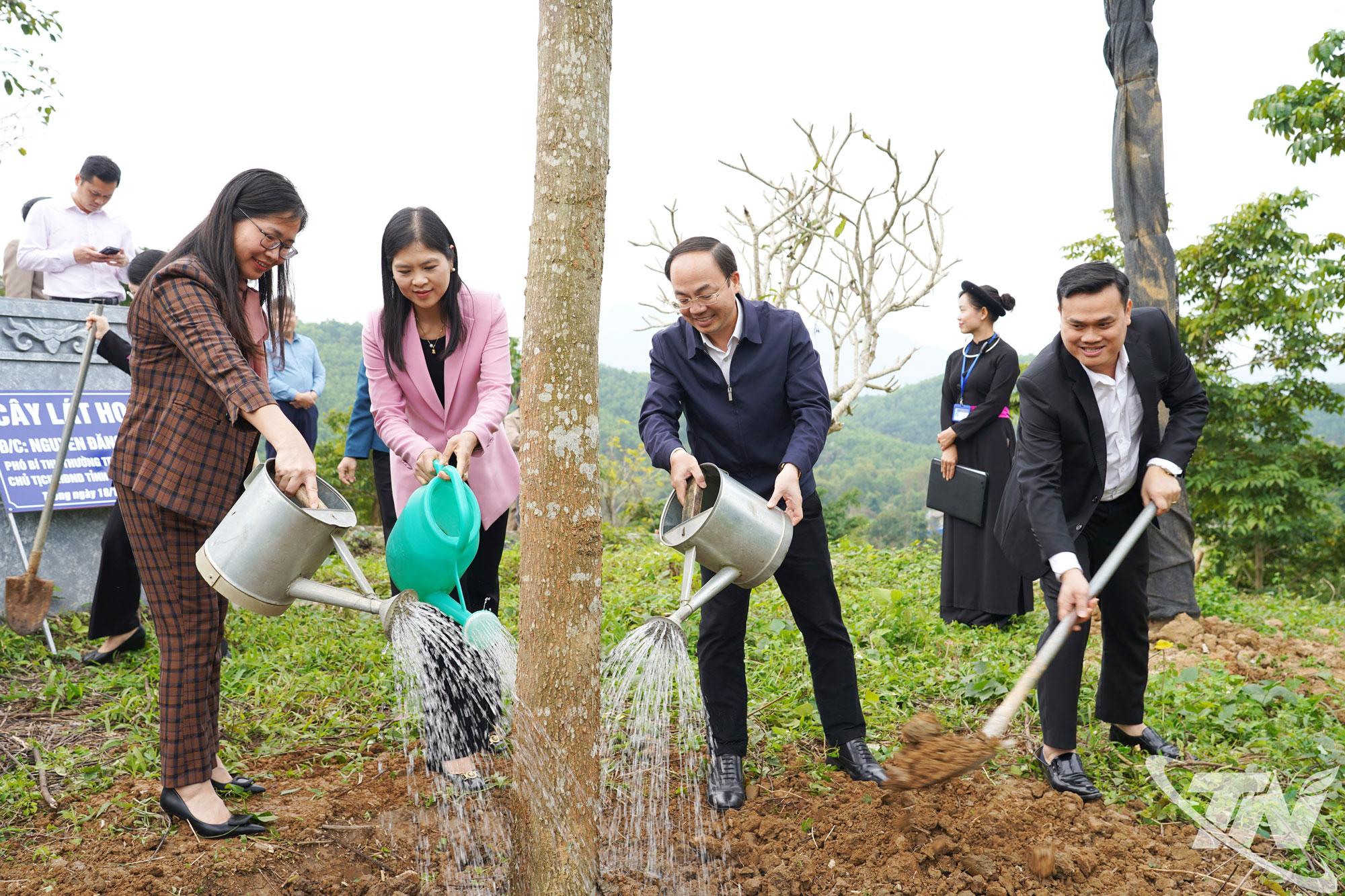 Đồng chí Phó Bí thư Thường trực Tỉnh ủy và đoàn công tác trồng cây lưu niệm tại Di tích.