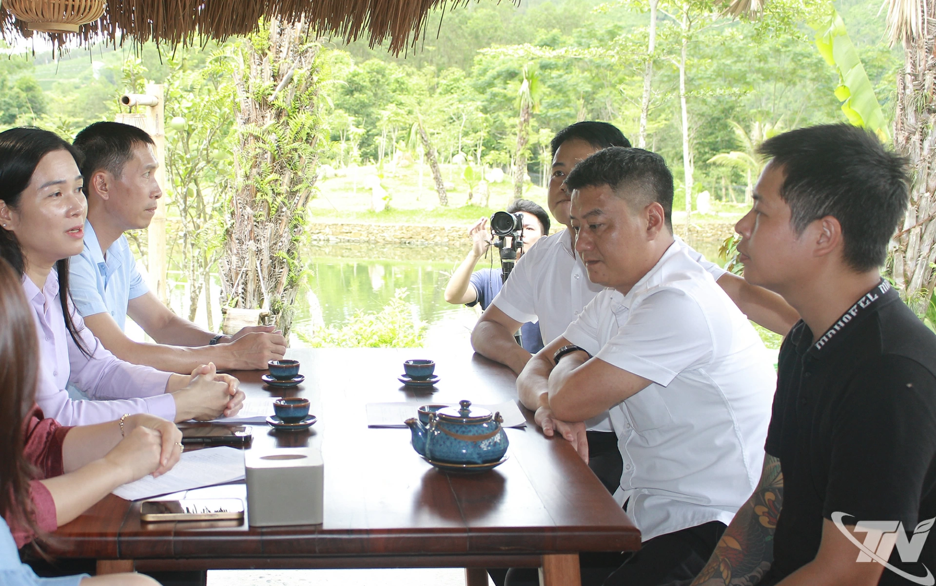 Đoàn giám sát HĐND tỉnh Thái Nguyên làm việc với lãnh đạo địa phương tại khu vực Kẹm La Bằng.