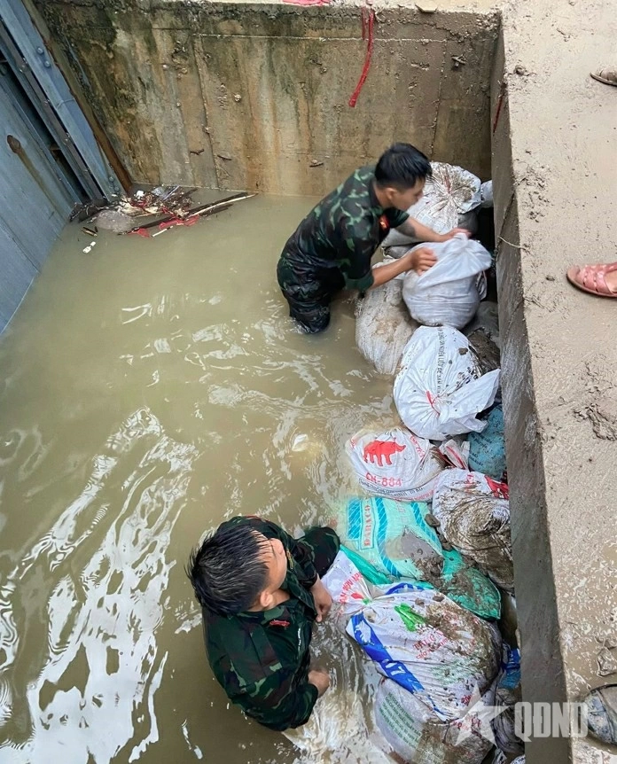 Cán bộ, chiến sĩ Trường Quân sự Quân khu 1 khắc phục hậu quả mưa lũ tại xóm Hòa Thịnh (xã Điềm Thụy, tỉnh Thái Nguyên).