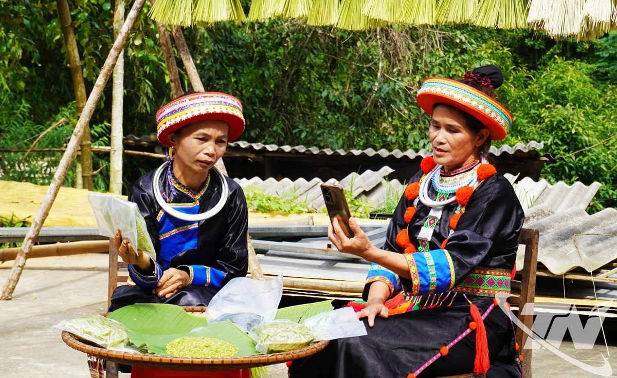 B&agrave; Đặng Thị Th&aacute;i, ở th&ocirc;n Thủy Điện (x&atilde; Phủ Th&ocirc;ng) livestream giới thiệu sản phẩm cốm của gia đ&igrave;nh.