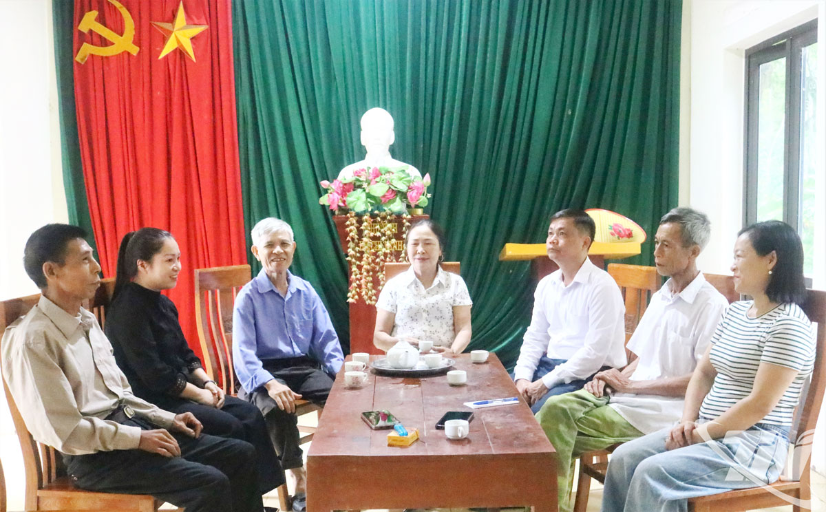 Chi bộ xóm Thắng Lợi, xã La Bằng trao đổi kinh nghiệm trong công tác tuyên truyền, định hướng dư luận.