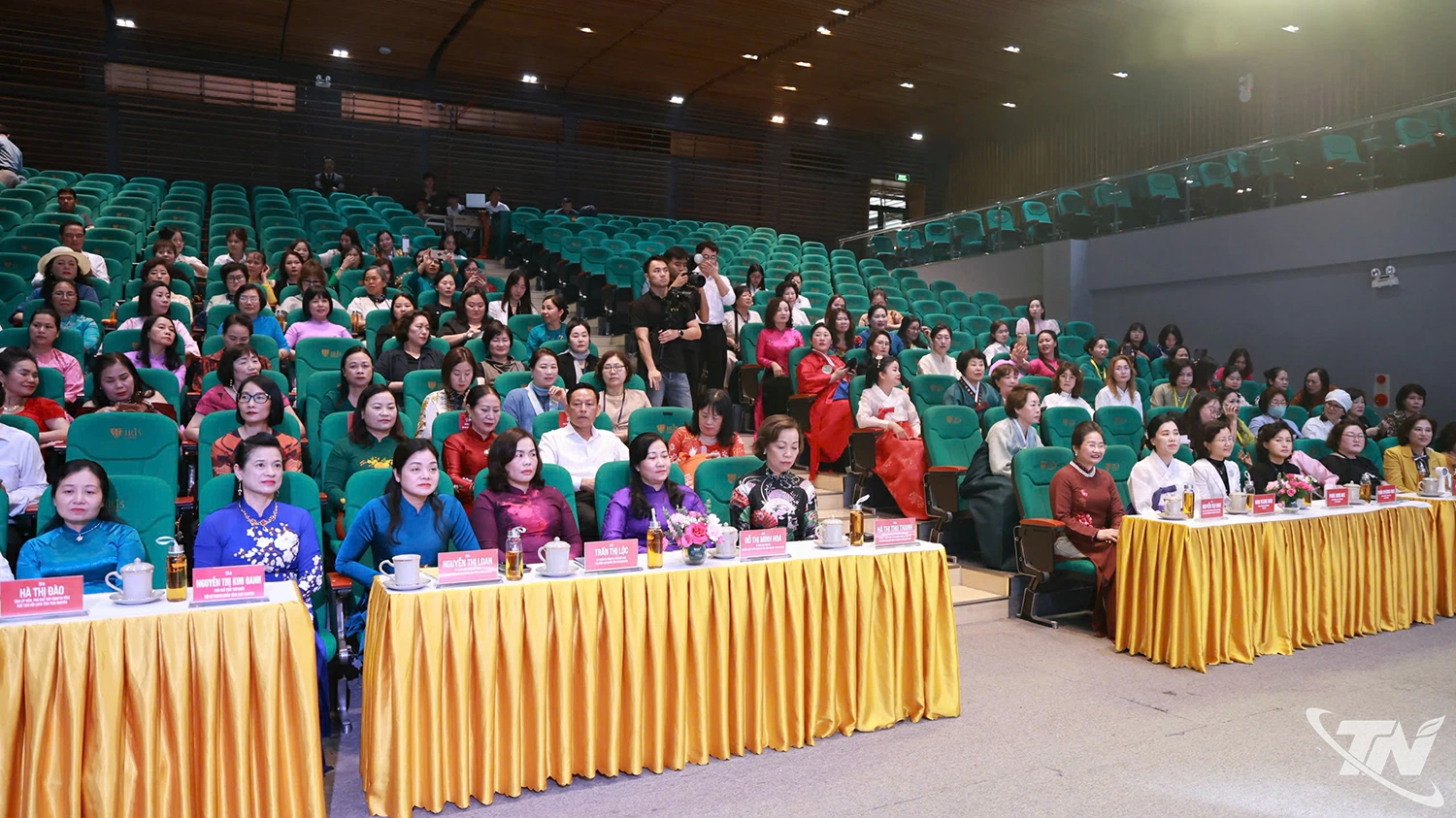 Các đại biểu tham dự buổi tọa đàm.
