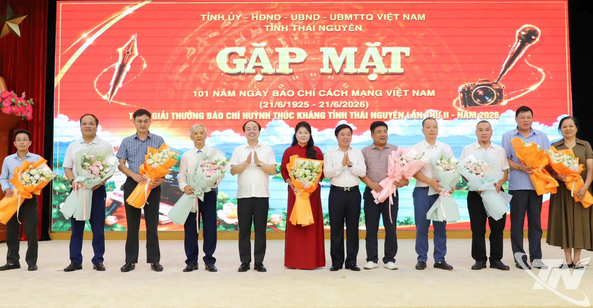 Các đồng chí lãnh đạo tỉnh chúc mừng đại diện các cơ quan chỉ đạo, quản lý nhà nước về báo chí, cơ quan tham mưu và đại diện cơ quan báo chí.