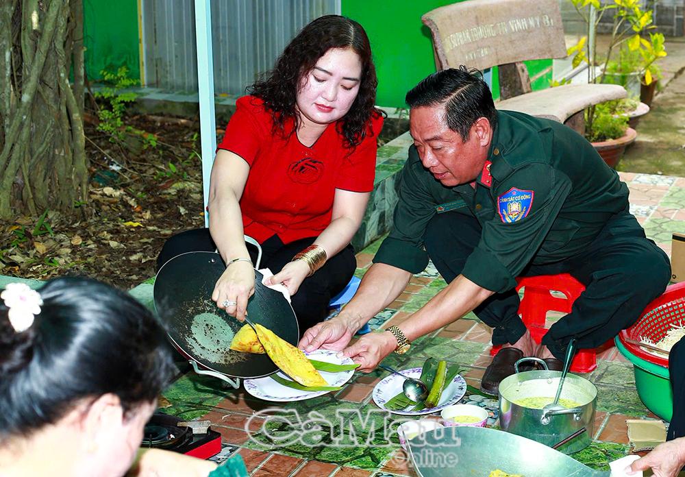 Trung tá Phạm Minh Đương, Phó Tiểu đoàn trưởng Tiểu đoàn Cảnh sát cơ động số 4 và đồng chí Trần Thị Mộng Nghi, Chủ tịch Uỷ ban MTTQ Việt Nam xã Vĩnh Mỹ cùng tham gia đổ bánh xèo.