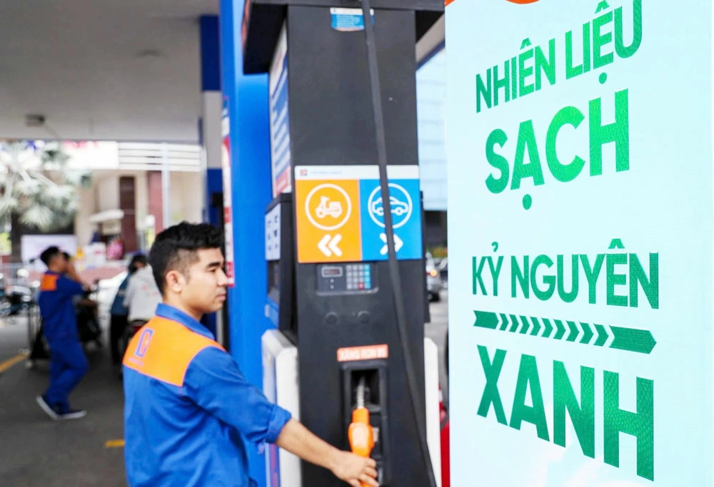 Tập đoàn xăng dầu Việt Nam đã thông báo giá bán xăng sinh học E10 RON 95-V, mức giá cao nhất không quá 25.120 đồng/lít.