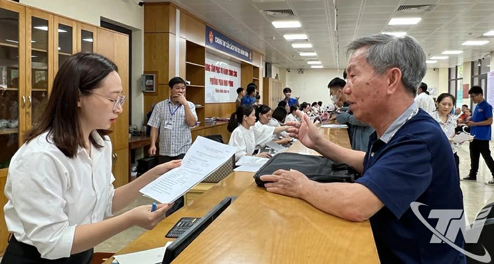 Cụ Nguyễn Ngọc Bường, công dân trên 90 tuổi đánh giá rất cao sự hướng dẫn tận tình của các cán bộ Trung tâm Phục vụ hành chính công, phường Phan Đình Phùng. 