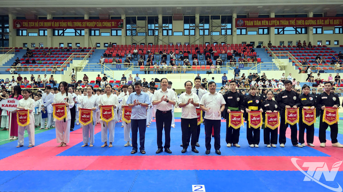 Lãnh đạo Sở Văn hóa thể thao và du lịch tỉnh tặng hoa, Cờ lưu niệm cho các câu lạc bộ tham gia Giải