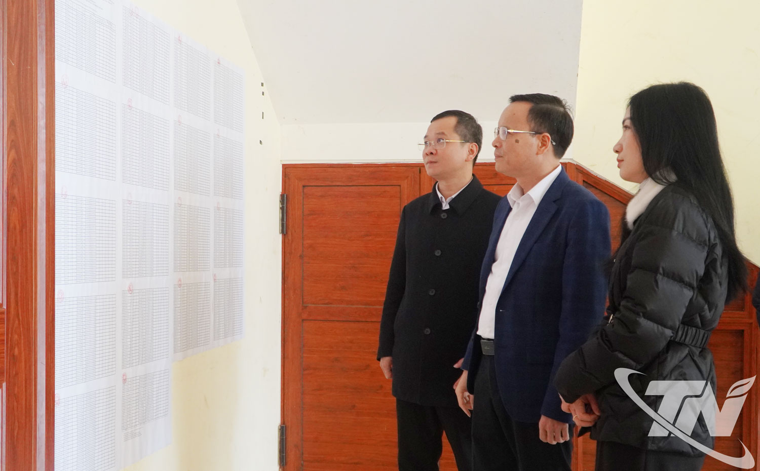 Kiểm tra việc niêm yết danh sách cử tri tại xã Ngân Sơn. (Ảnh: Thái Sơn)