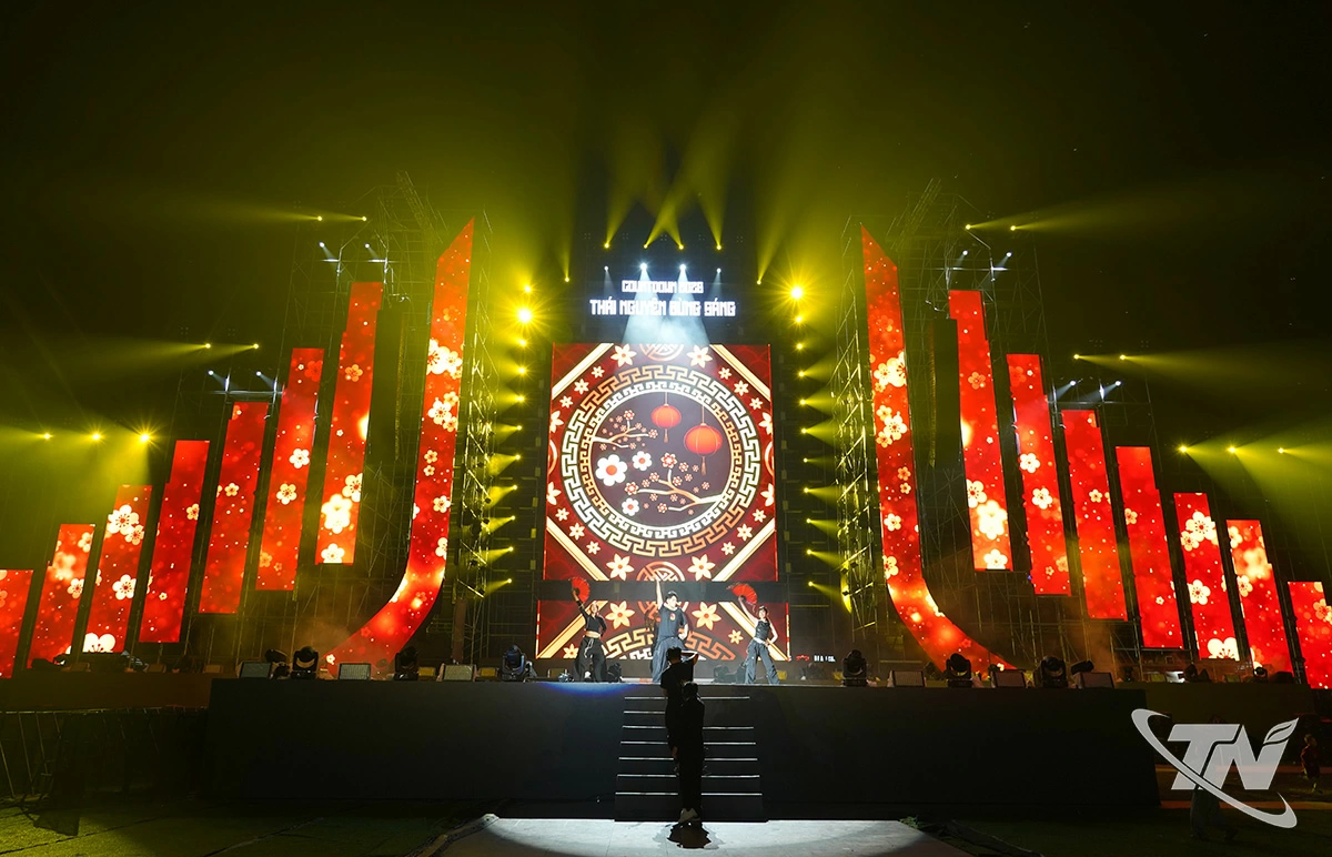 Chương tr&igrave;nh được d&agrave;n dựng theo xu hướng hiện đại, s&acirc;n khấu &ndash; &acirc;m thanh &ndash; &aacute;nh s&aacute;ng đồng bộ