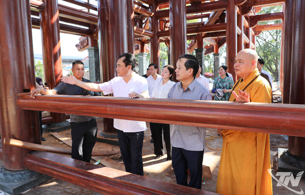 Các đồng chí lãnh đạo tỉnh kiểm tra tiến độ thi công hạng mục Tam bảo thuộc Dự án tu bổ, tôn tạo Di tích chùa Hương Ấp.