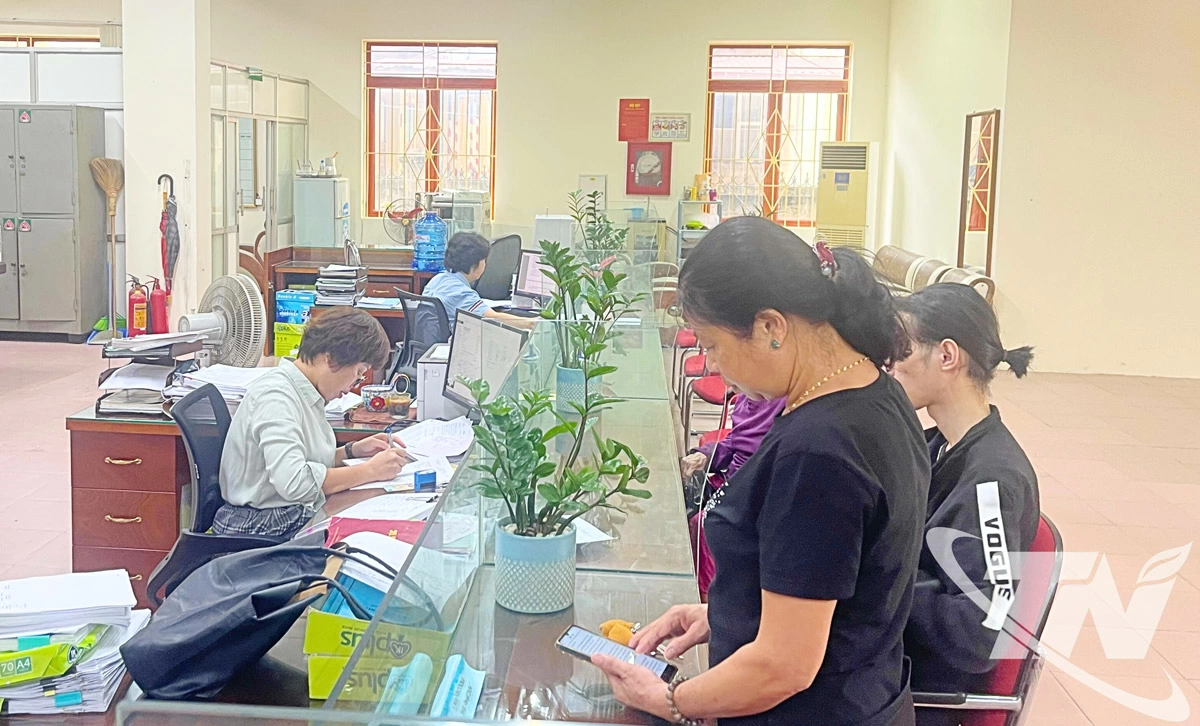 Cán bộ Phòng Giao dịch NHCSXH Bắc Kạn hỗ trợ khách hàng đến giao dịch