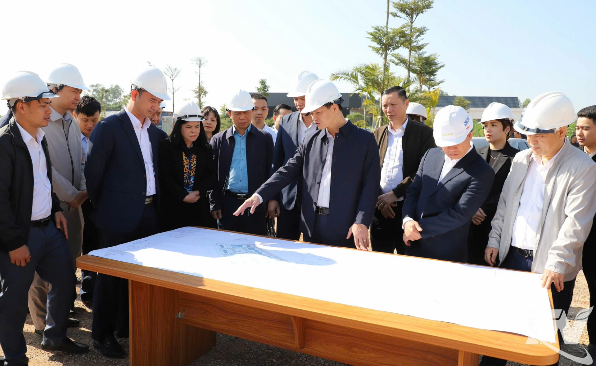 Đồng chí Chủ tịch UBND tỉnh Vương Quốc Tuấn và Đoàn công tác kiểm tra Dự án Khu nhà ở công nhân, nhà ở xã hội phường Tích Lương.