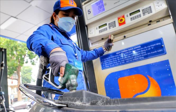 Giá xăng dầu đồng loạt tăng từ 15h hôm nay 12-2. Ảnh tư liệu: TTXVN