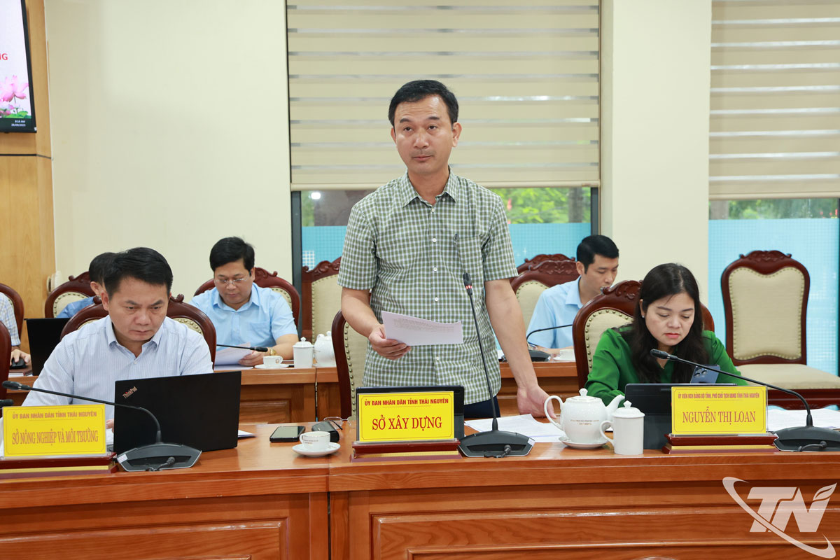 Lãnh đạo Sở Xây dựng báo cáo tiến độ thực hiện các tiểu dự án.