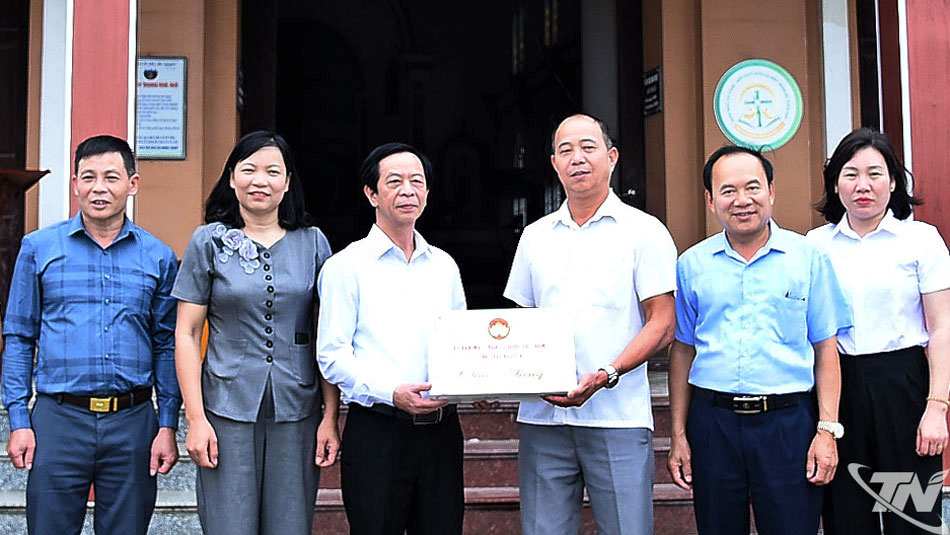 Đoàn công tác tặng quà ông Hoàng Văn Dũng, Trưởng ban Hành giáo Giáo họ Huống Trung, phường Linh Sơn.