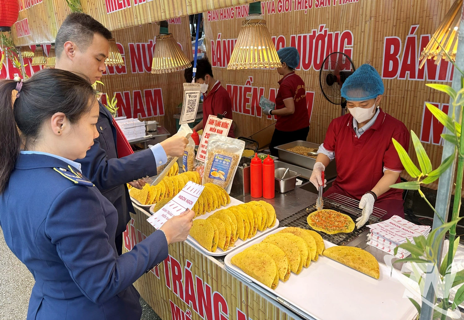 Đội Quản lý thị trường số 2 tăng cường kiểm tra an toàn thực phẩm   trong mùa lễ hội xuân