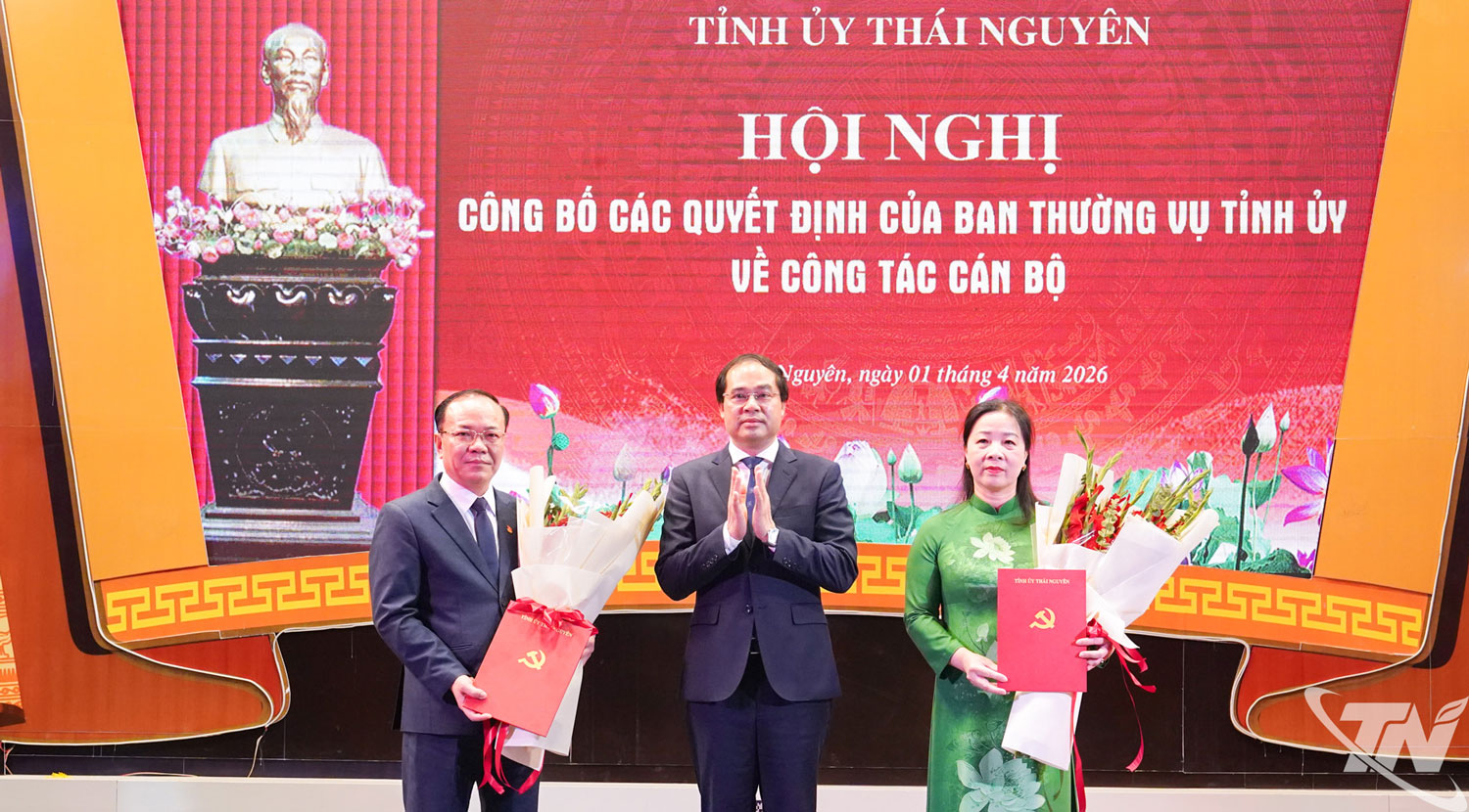 Đồng chí Bí thư Tỉnh ủy Trịnh Xuân Trường chúc mừng đồng chí Nguyễn Thị Vũ Anh và đồng chí Đỗ Xuân Hòa.