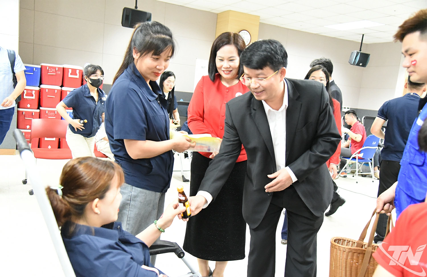 Phó Chủ tịch UBND tỉnh tặng quà động viên công nhân hiến máu tình nguyện.