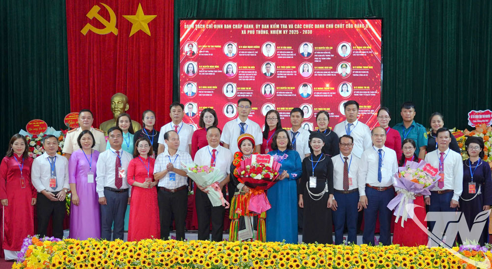 Lãnh đạo tỉnh chụp ảnh lưu niệm với BCH Đảng bộ xã Phủ Thông, nhiệm kỳ 2025 - 2030.