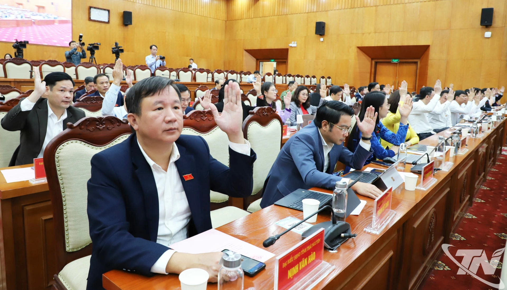 Đại biểu biểu quyết thông qua các nghị quyết.