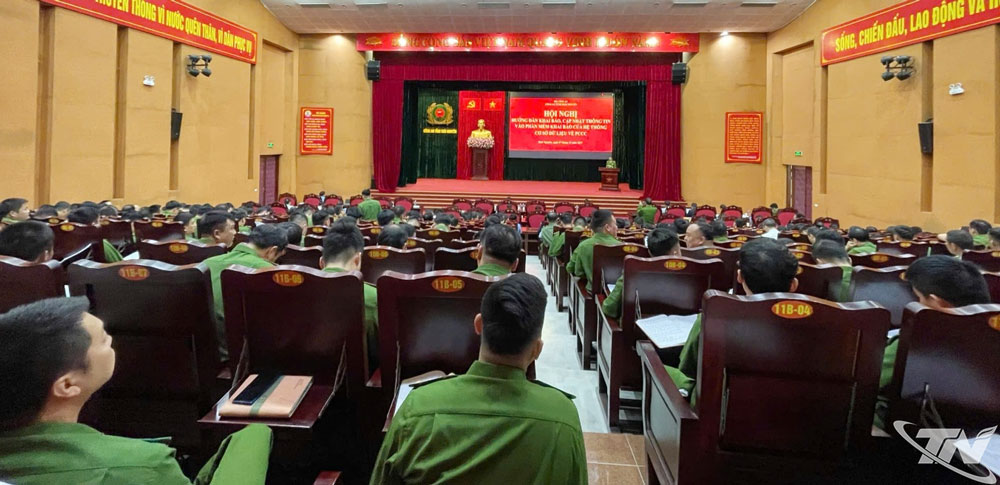 đại diện lãnh đạo UBND 92 xã, phường và trên 200 cán bộ chuyên trách dự hội nghị.