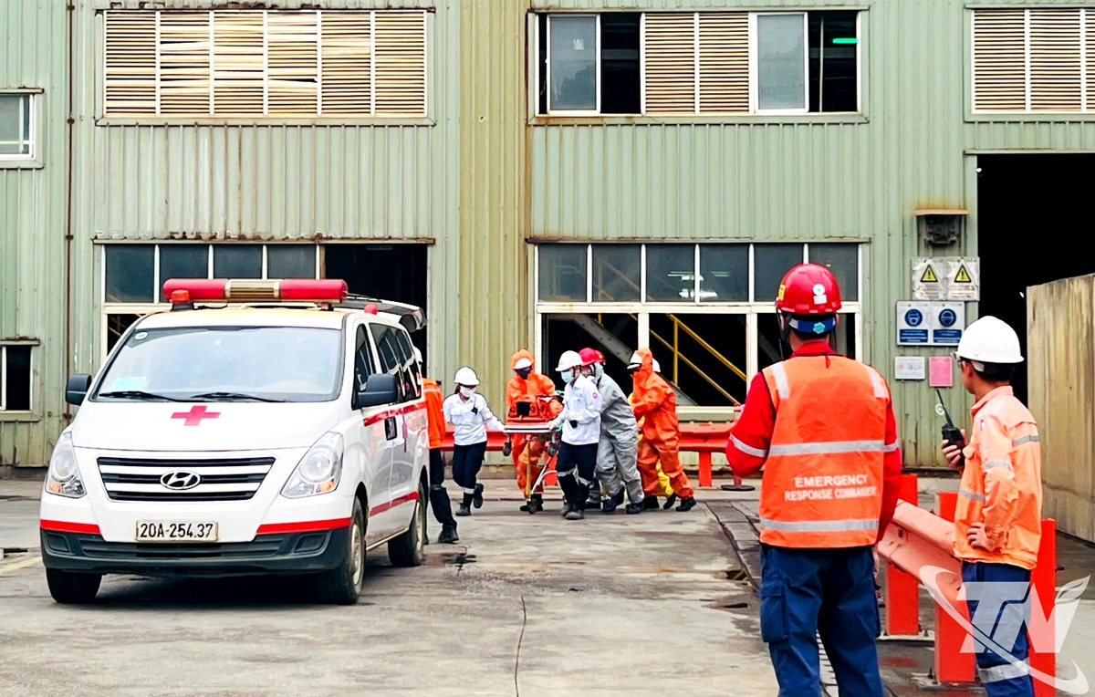 Công ty TNHH Khai thác Chế biến khoáng sản Núi Pháo tổ chức diễn tập phương án ứng phó sự cố tràn đổ hóa chất, dưới sự hướng dẫn, giám sát của Phòng Kỹ thuật an toàn và môi trường (Sở Công Thương).