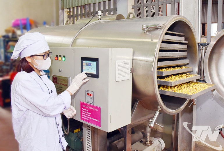 Công nhân Công ty TNHH Hà Diệp (ở phường Đức Xuân) kiểm tra thông số kỹ thuật trước khi vận hành máy móc thiết bị được hỗ trợ.