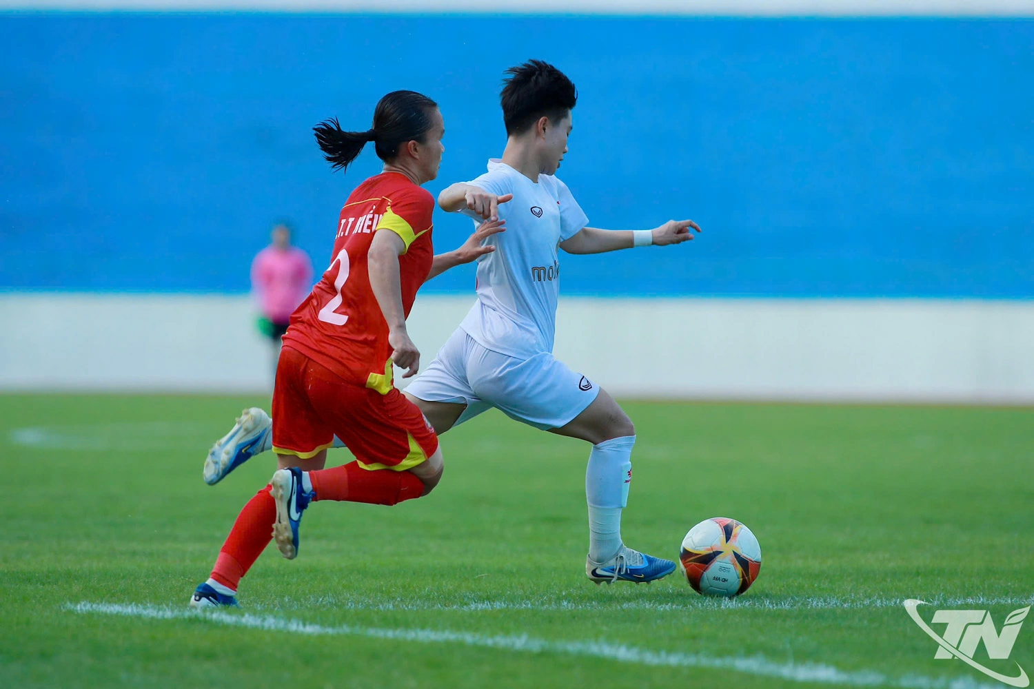 Phong Phú Hà Nam đã trở thành đội vượt lên dẫn trước 2 bàn cách biệt chỉ trong vòng 2 phút gần cuối hiệp 1.