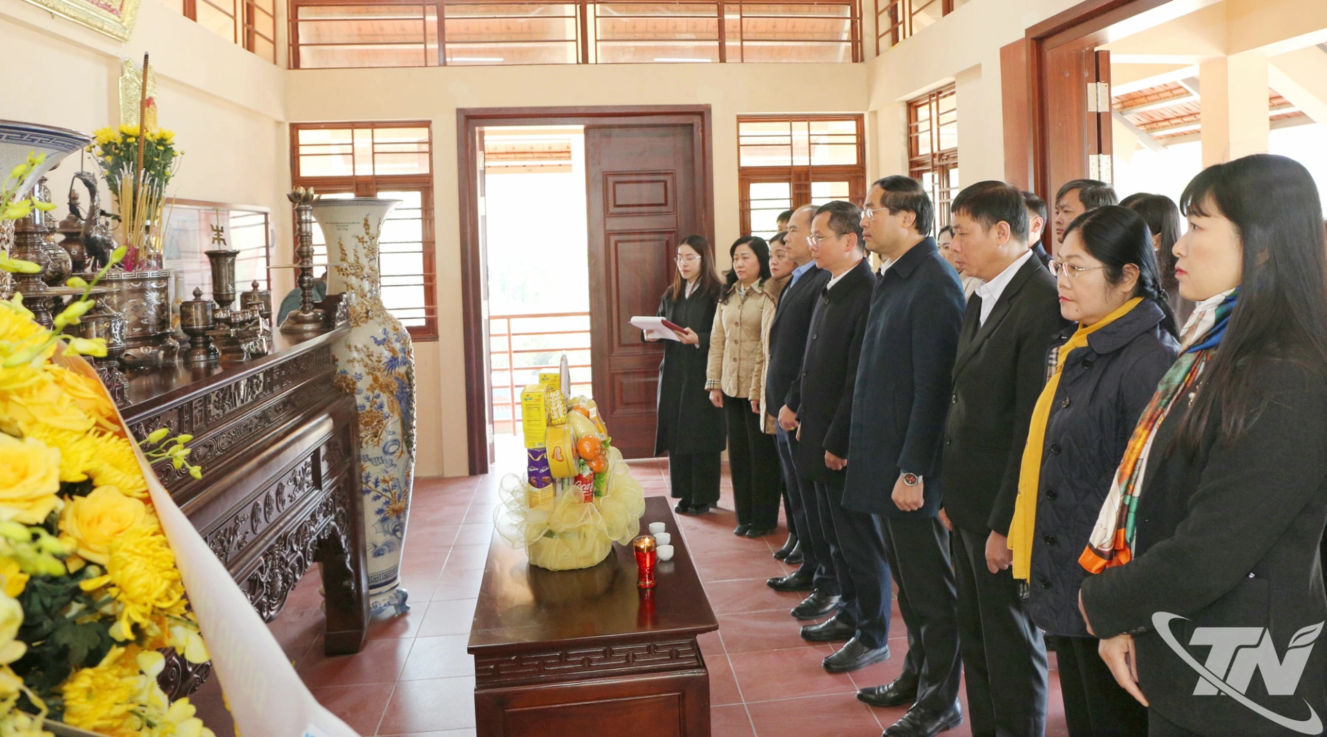 Đoàn công tác dâng hương tại Nhà tưởng niệm đồng chí Phùng Chí Kiên (xã Ngân Sơn).