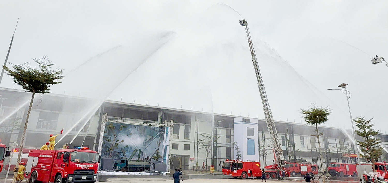 Tổng duyệt phương &aacute;n tấn c&ocirc;ng dập tắt đ&aacute;m ch&aacute;y.