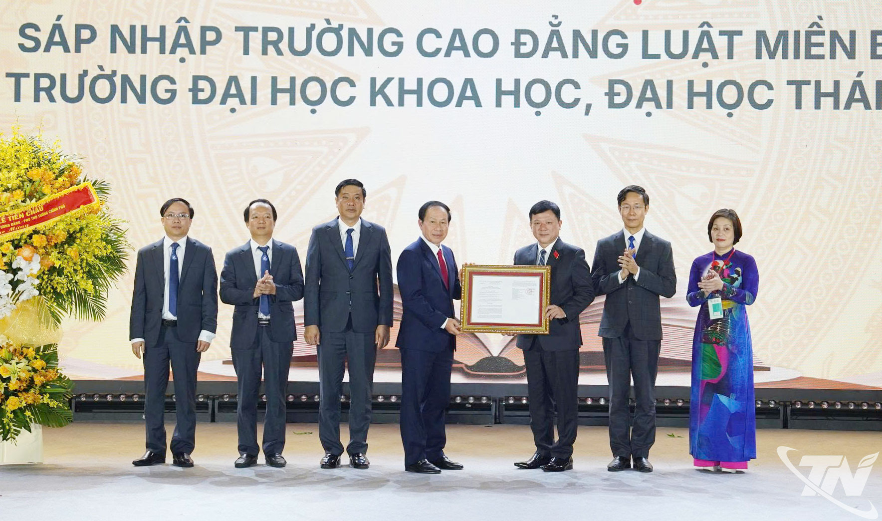 Phó Thủ tướng Chính phủ Lê Tiến Châu trao Quyết định của Thủ tướng Chính phủ về việc sáp nhập Trường Cao đẳng Luật miền Bắc vào Trường Đại học Khoa học (Đại học Thái Nguyên).
