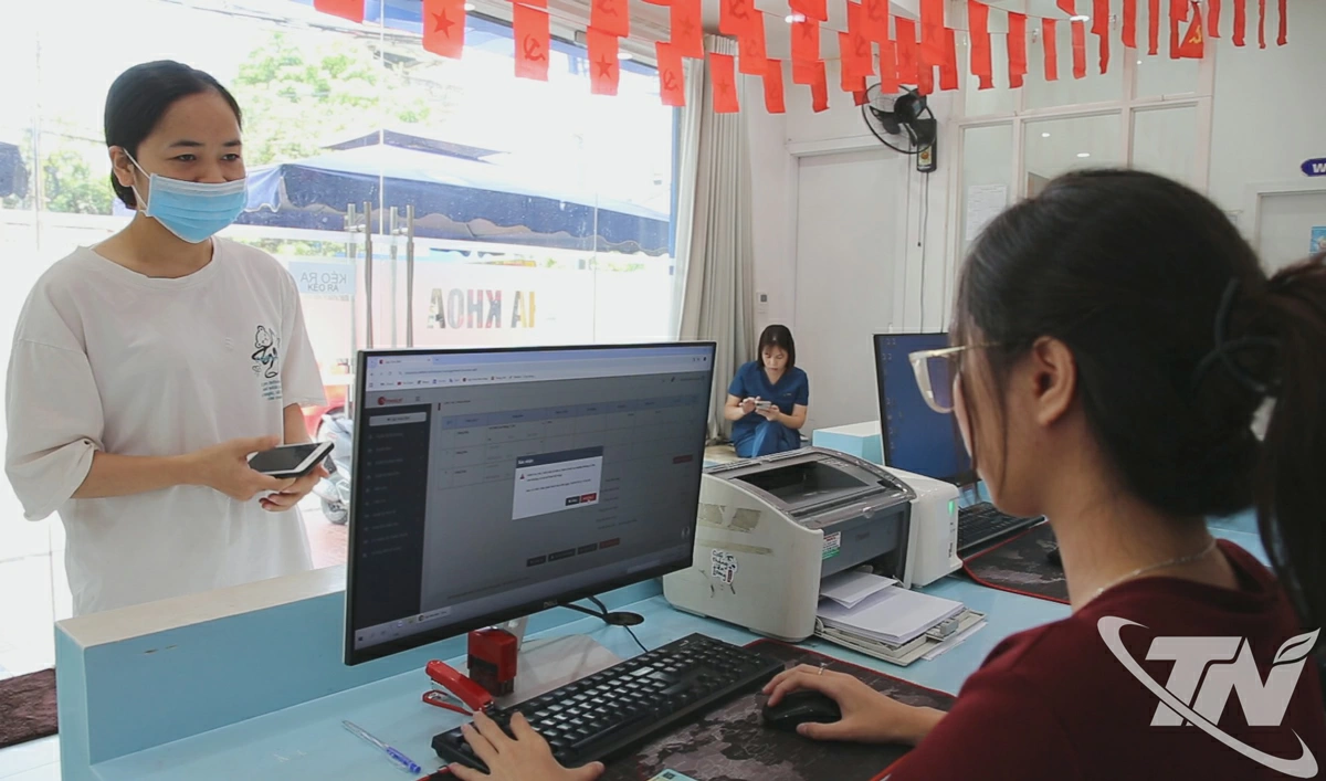 Nhân viên Trung tâm Nha khoa Hà Nội (phường Vạn Xuân) in hóa đơn điện tử từ máy tính tiền cho khách hàng.