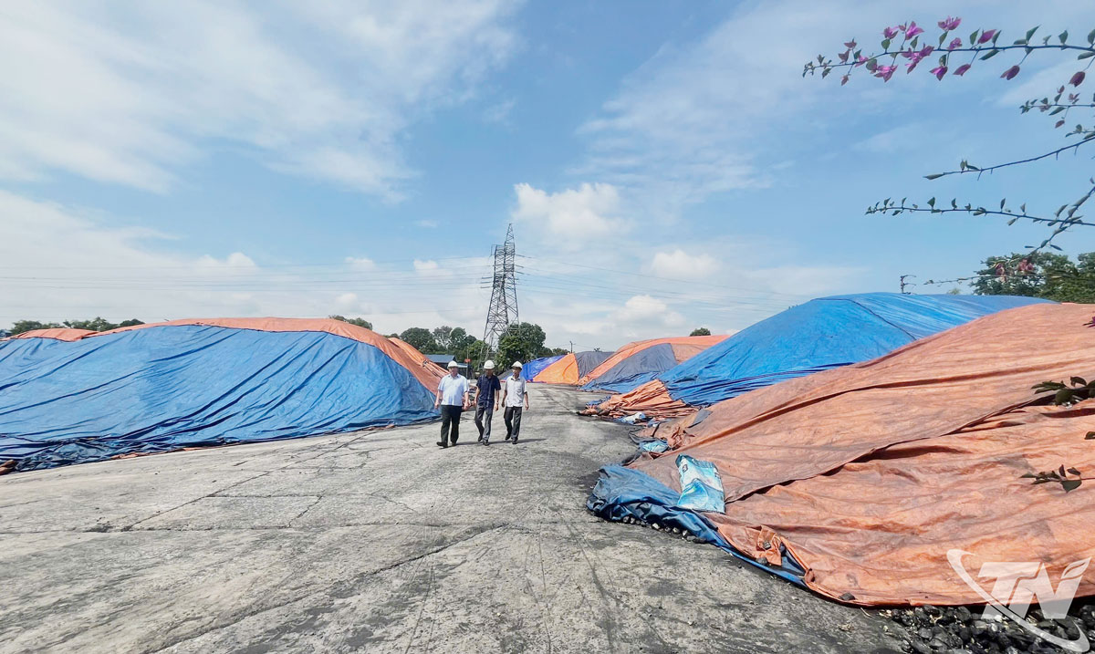 Công ty CP đầu tư phát triển thương mại Anh Phương gia cố bãi than, xử lý bùn thải trước đợt mưa bão,  đảm bảo môi trường.