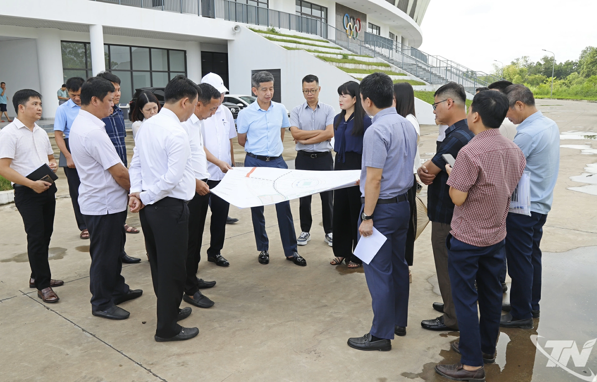 Đoàn công tác khảo sát tại Sân vận động Thái Nguyên.