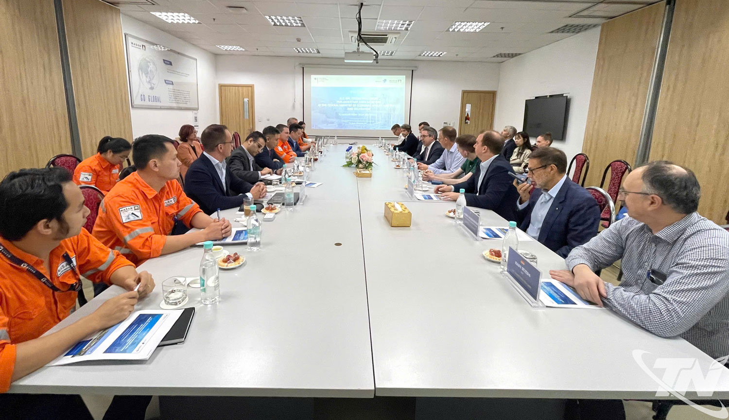 Quốc vụ khanh Nghị viện, Bộ Kinh tế và Năng lượng Liên bang Đức Stefan Rouenhoff cùng lãnh đạo các doanh nghiệp hàng đầu của Đức tới thăm và làm việc tại Masan High-Tech Materials.