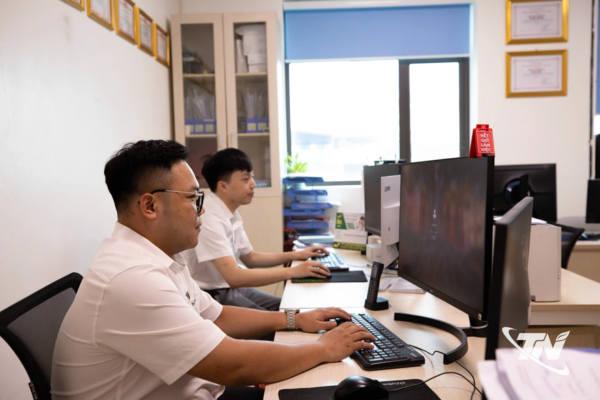 Cán bộ Bộ phận Công nghệ thông tin Bệnh viện Quốc tế Thái Nguyên vận hành hệ thống phục vụ triển khai bệnh án điện tử.