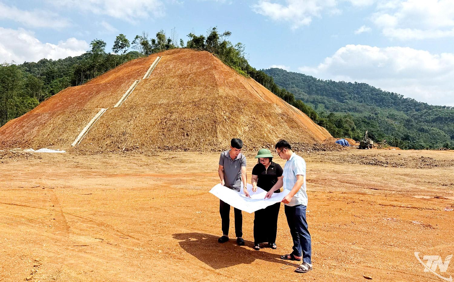 Đại diện chính quyền địa phương và đơn vị thi công kiểm tra tiến độ tại khu tái định cư thôn Bản Khắt, xã Quảng Bạch.